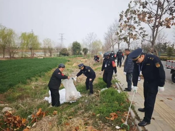 淮南經開區(qū)清理沿路垃圾為城市“洗臉梳妝”！